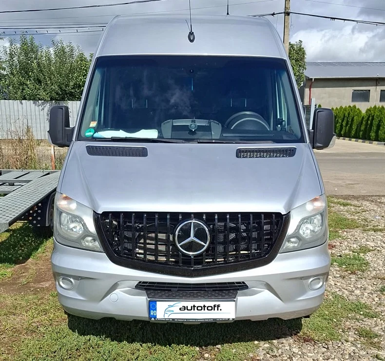 Grila compatibila cu Mercedes Sprinter W906 Facelift (14-17) model Panamericana Negru lucios