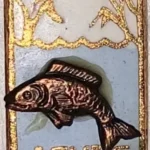 CY Insigna „A.G.V.P.S. AGVPS (Asociatia Generala a Vanatorilor & Pescarilor Sportivi)” RSR comunism 13 mm x 20 mm / pește prindere ferma Stare! RARUTA