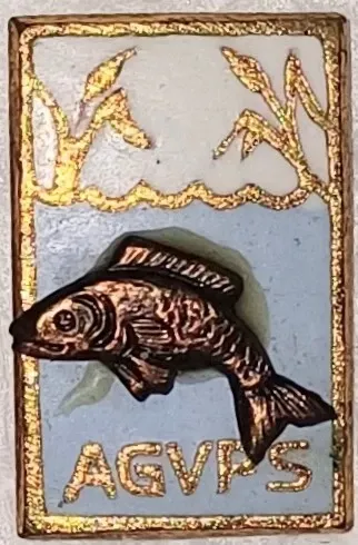 CY Insigna „A.G.V.P.S. AGVPS (Asociatia Generala a Vanatorilor & Pescarilor Sportivi)” RSR comunism 13 mm x 20 mm / pește prindere ferma Stare! RARUTA