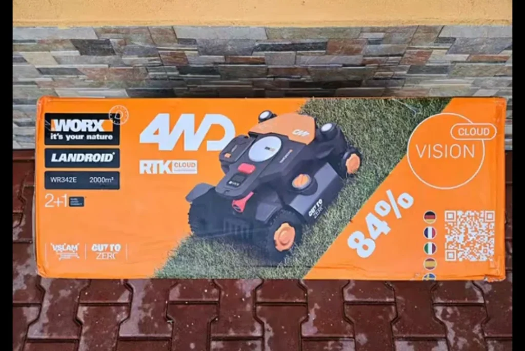 Robot de tuns iarba fără fir Worx Vision Cloud WR342E pentru suprafețe de 2000 m²,tractiune 4×4