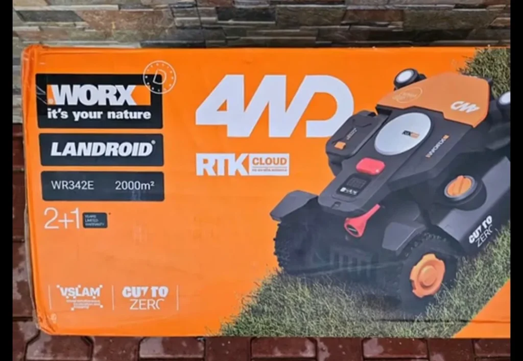 Robot de tuns iarba fără fir Worx Vision Cloud WR342E pentru suprafețe de 2000 m²,tractiune 4×4
