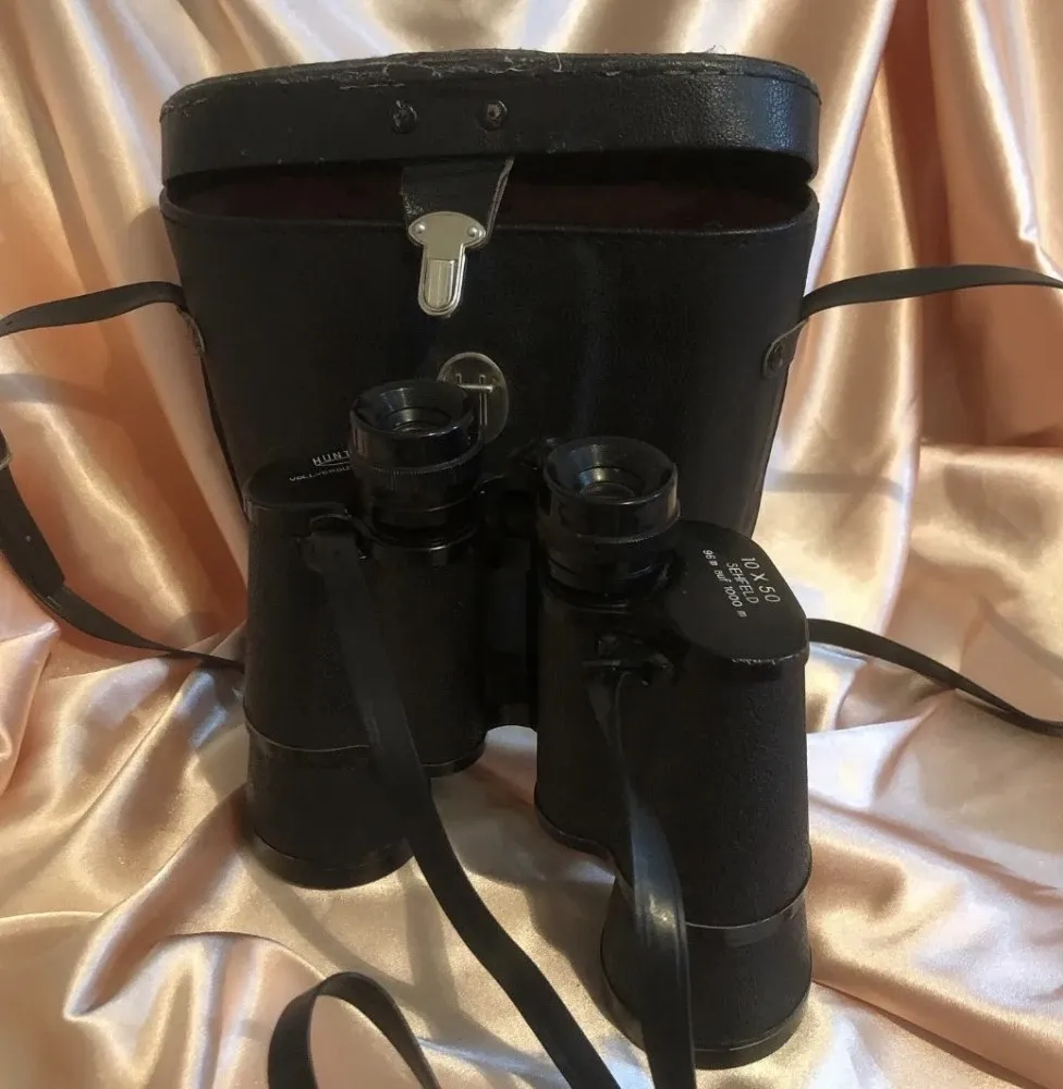 Binoclu HUNTER 10×50, în stare bună de funcționare, cu husă din piele