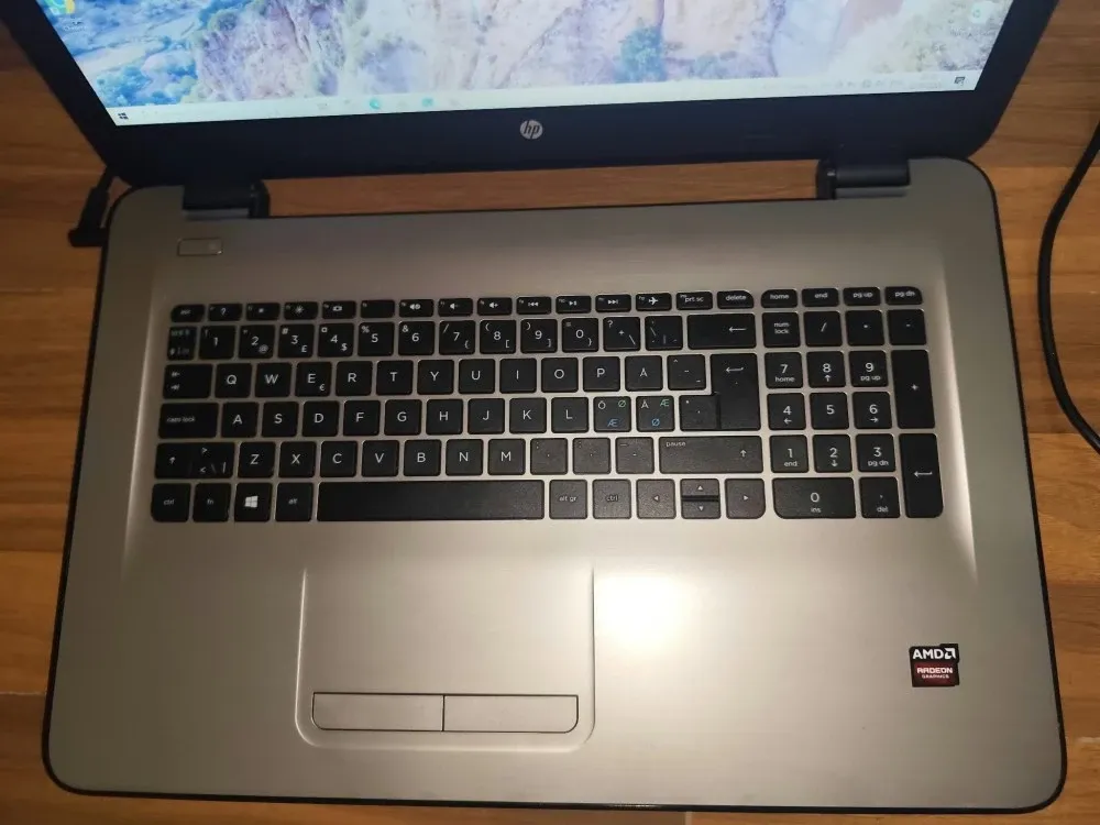 Laptop HP 17-y004no, 17 inch, baterie nouă, AMD, 8Gb Ram, 80GB SSD, pv dedicată, garanție!