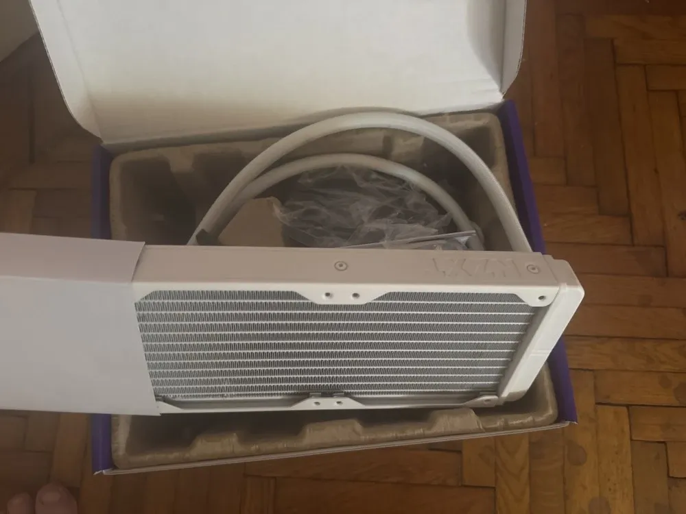 NZXT KRAKEN 240 RGB AIO cu afișaj LCD
